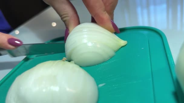 玉ねぎは台所でスローモーションでカット — ストック動画
