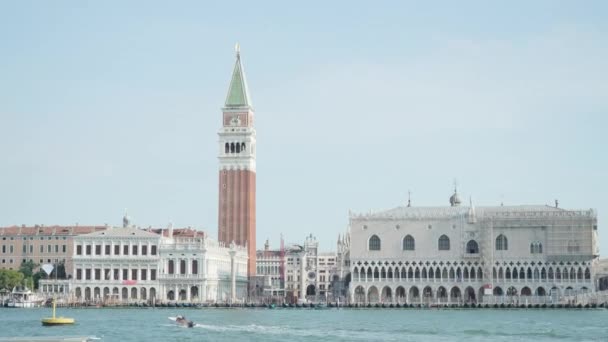 Piazza San Marco Palazzi Con Campanile Visto Dalla Laguna — Video Stock