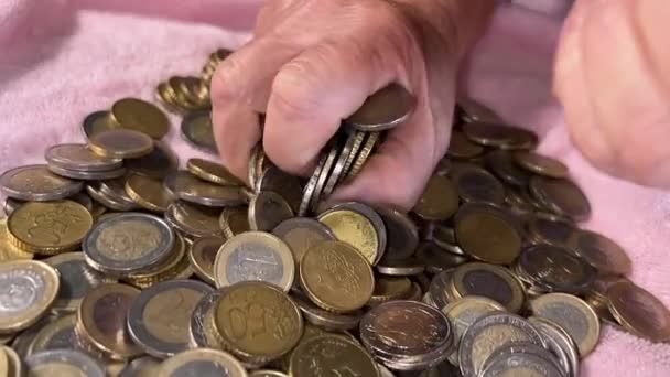 Χέρια Της Ηλικιωμένης Γυναίκας Αρπάζουν Κέρματα Ευρώ — Αρχείο Βίντεο