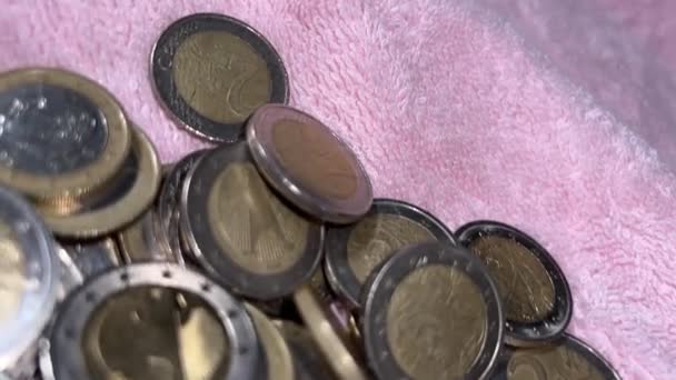 毛巾上堆满了欧元硬币 — 图库视频影像