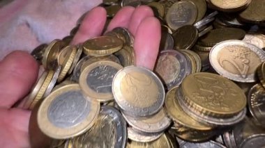 Para yığınlarının arasında eski el.