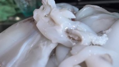 Şeffaf tabakta çiğ mürekkep balığı yıkadım.