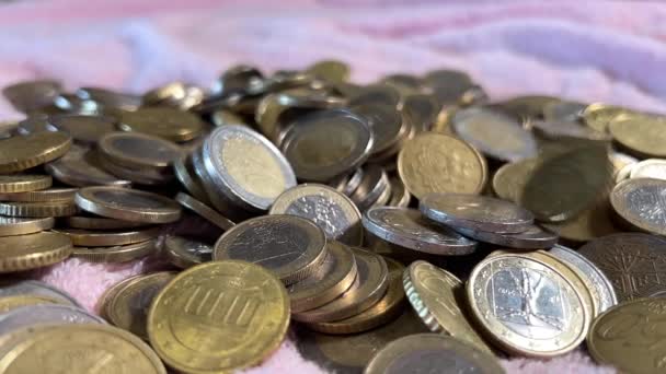欧元硬币掉进的一堆钱 — 图库视频影像