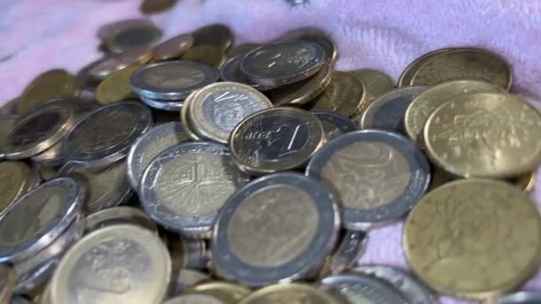 堆积如山的欧元硬币 — 图库视频影像