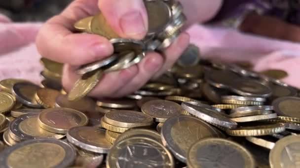 Anus Old Woman Takes Coins — Αρχείο Βίντεο