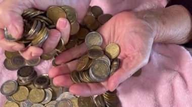 Para yığınlarının arasında eski el.