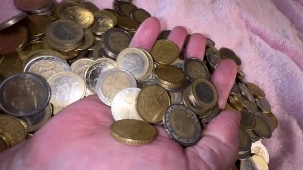 ユーロ硬貨に包まれた動きのない手 — ストック動画