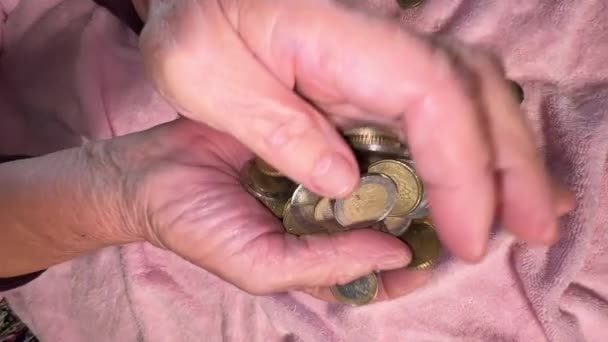 Euromynt Händerna Den Äldre Kvinnan Slow Motion — Stockvideo