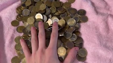 Genç el Euro sikkelerini kaptı