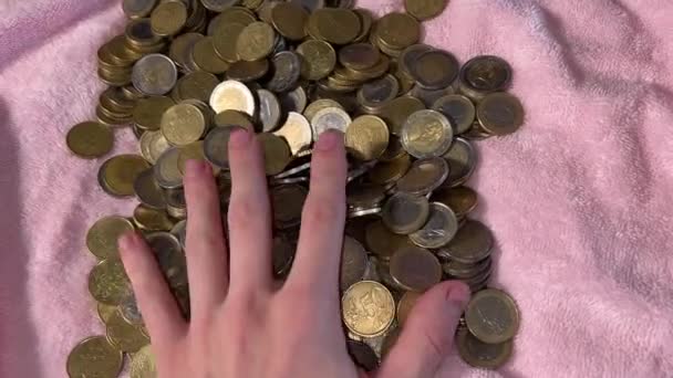 Νέο Χέρι Αρπάζει Κέρματα Ευρώ — Αρχείο Βίντεο