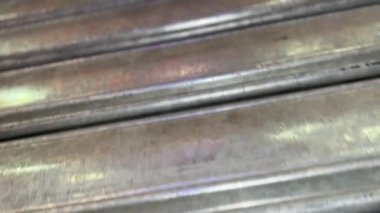 Parlak metalde uzun kapı valfi hareketi