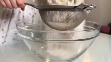 Un şeffaf cam tabağa konur.