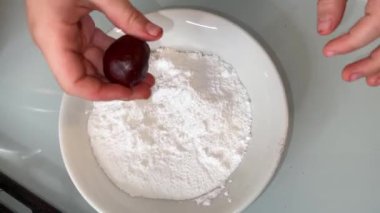 Çikolata topu yemekteki unun içine konur.