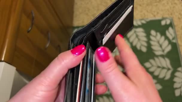 女人打开没有钱的皮夹 — 图库视频影像