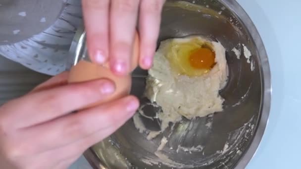 Яйцо Помещается Блюдо Тестом — стоковое видео