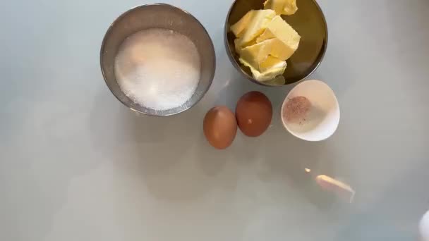 Сіль Кладуть Стіл Яйцями Цукром Маслом — стокове відео