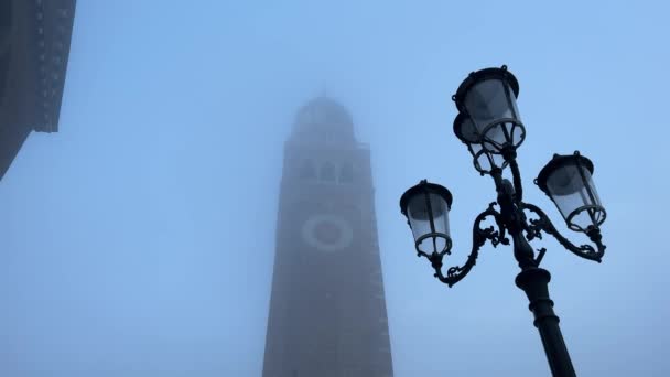 Ancient Bell Tower Front Street Lamp Morning Thick Fog — Vídeo de Stock