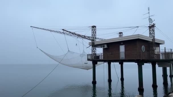 海の漁網による木造建築 — ストック動画
