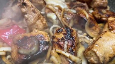 Et yavaş çekimde kızartılıyor ve duman çıkıyor.