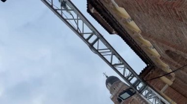 Eski Venedik şehrinde sahne için metal iskeleler.