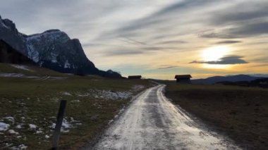 Gün batımında dağlarda asfaltsız ıslak yol