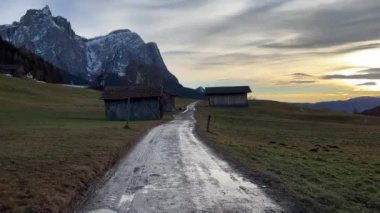 Gün batımında dağlarda ağaç kulübeler.