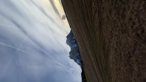 Campo Verde Senza Neve Con Montagna Sullo Sfondo — Video Stock