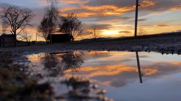 Yerdeki Kırsal Kesimde Günbatımında Ahşap Evin Siluetini Yansıtıyor — Stok video