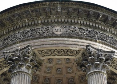 Güzel dekore edilmiş bir binanın ayrıntıları.