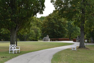 Köprüye doğru giden yolda beyaz banklar