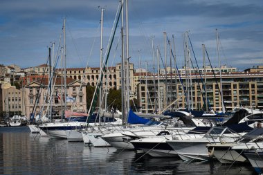 Kıyı limanında çok sayıda gemi var.