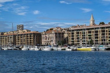 Kıyı limanında çok sayıda gemi var.