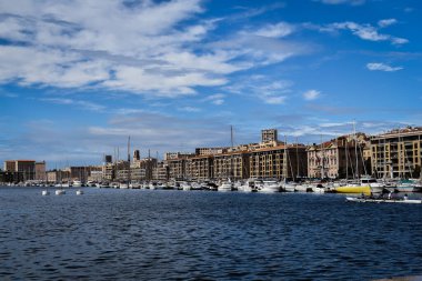 Kıyı limanında çok sayıda gemi var.