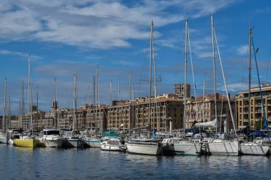 Kıyı limanında çok sayıda gemi var.