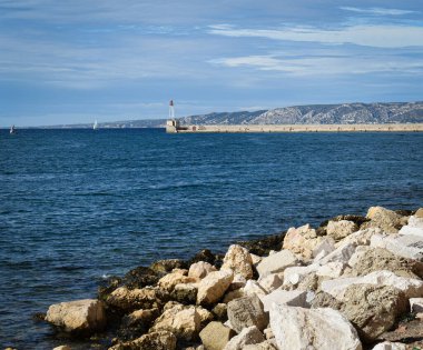 Deniz kıyısındaki güzel kayalar