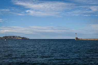 Güzel mavi gökyüzü ve deniz