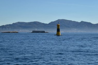 Denizin dalgaları kulenin etrafını sardı.