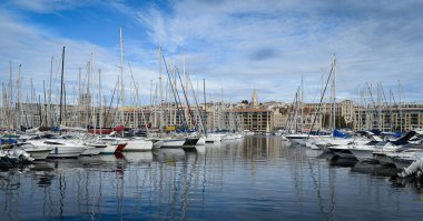 Kıyı limanında çok sayıda gemi var.