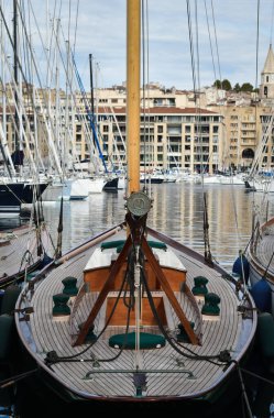 Kıyı limanında çok sayıda gemi var.