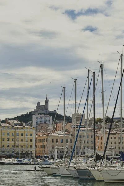 Kilisenin önünde bir liman.