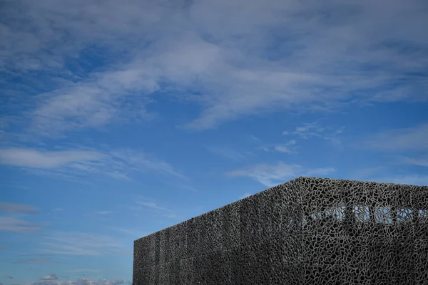 Müze duvarını çevreleyen mavi gökyüzü