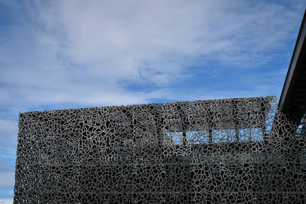 Müze duvarını çevreleyen mavi gökyüzü