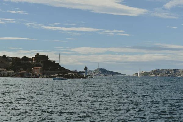 Güzel denizin kıyısındaki Marsilya şehri.