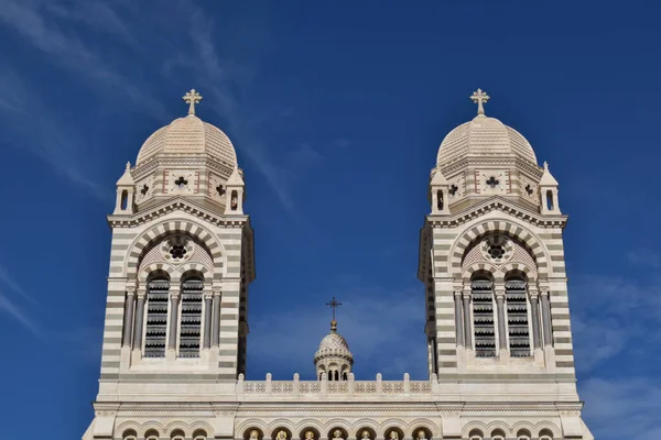 Katedral ve etrafındaki mavi gökyüzü