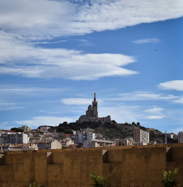 Şehirdeki eski kilise.