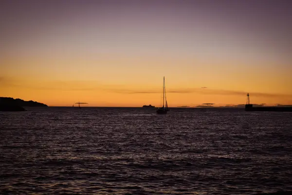 Schiffe Auf Dem Meer Bei Sonnenuntergang — Stockfoto