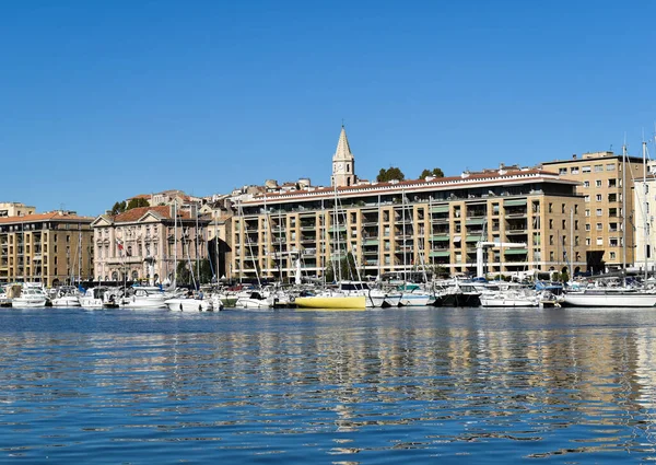 Kıyı limanında çok sayıda gemi var.