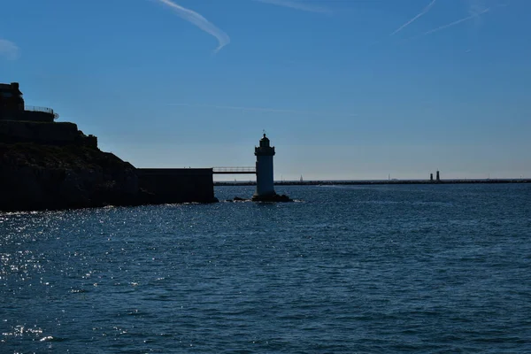 Denizin dalgaları kulenin etrafını sardı.