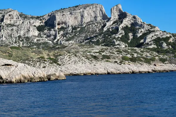 Deniz kıyısındaki güzel kayalar