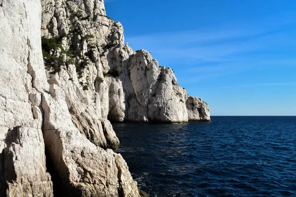 Deniz kıyısındaki güzel kayalar